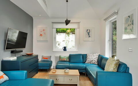 Three Quarter Cottage: Mueble, Diseño De Interiores, Sofá, Piso, Suelo, Sala, Mesa, Casa, Habitación, Techo