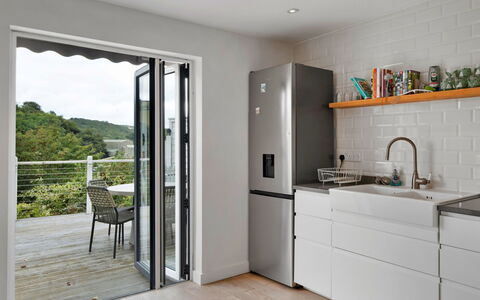 Three Quarter Cottage: Aparato De Cocina, Cocina, Electrodoméstico, Mostrador, Mueble, Piso, Diseño De Interiores, Refrigerador, Gabinetes, Electrodoméstico