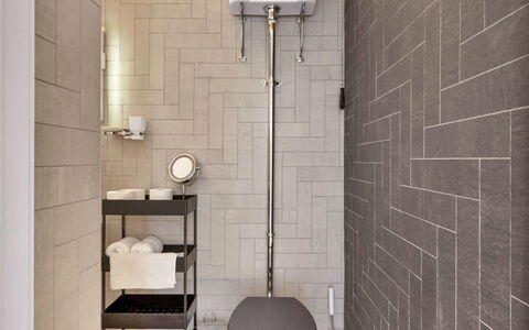 Three Quarter Cottage: Pared, Baño, Asiento Del Baño, Piso, Baño, Diseño De Interiores, Arreglo De Tubería, Suelo, Loseta, Plomería