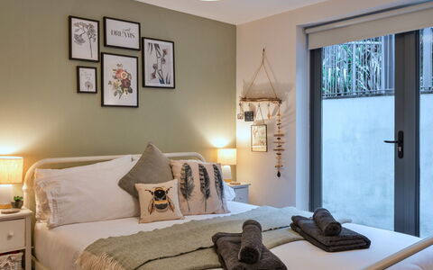 Fowey 602: Cama, Mueble, Diseño De Interiores, Lecho, Habitación, Sábana, Pared, Habitación, Linos, Madera