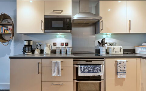 Fowey 602: Aparato De Cocina, Cocina, Electrodoméstico, Mueble, Gabinetes, Mostrador, Diseño De Interiores, Electrodoméstico, Cajón, Piso