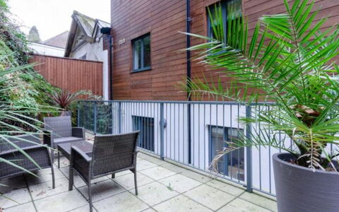Fowey 602: Departamento, Maceta, Manchas De Madera, Planta De Casa, Madera Dura, Patio, Balcón, Yarda, Mueble Para Exteriores, Cubierta