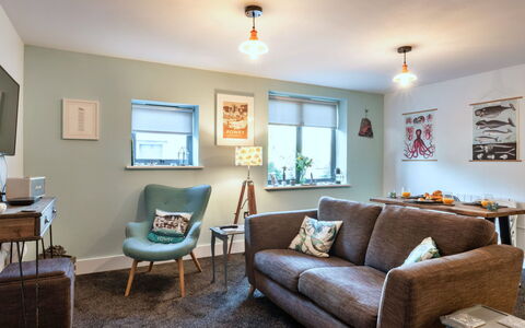 Fowey 602: Mueble, Diseño De Interiores, Piso, Pared, Suelo, Sofá, Habitación, Techo, Madera, Sala