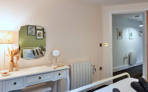 Fowey 602: Mueble, Cama, Diseño De Interiores, Habitación, Lecho, Pared, Sábana, Piso, Suelo, Habitación