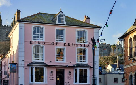 Fowey 602: Edificio, Ventana, Fachada, By, Puerta, Uso Mixto, Ventana De Guillotina, Carro Familiar, Coche De La Ciudad