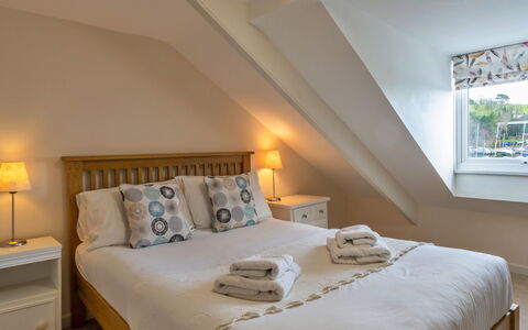 Smugglers Loft at Mixtow Creek: Mueble, Cama, Habitación, Diseño De Interiores, Lecho, Madera, Sábana, Suelo, Techo, Piso