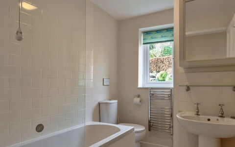 Smugglers Loft at Mixtow Creek: Baño, Arreglo De Tubería, Pared, Piso, Bañera, Suelo, Diseño De Interiores, Grifo, Lavabo, Lavabo Del Baño