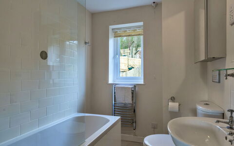 Bosuns Loft at Mixtow Creek: Baño, Arreglo De Tubería, Pared, Piso, Diseño De Interiores, Suelo, Bañera, Lavabo Del Baño, Grifo, Lavabo