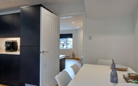Salt & Stone: Diseño De Interiores, Mueble, Piso, Pared, Suelo, Madera, Techo, Mostrador, Gabinetes, Cocina
