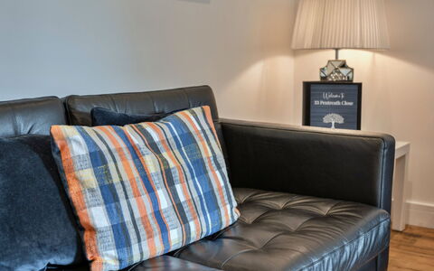 Salt & Stone: Mueble, Sofá, Diseño De Interiores, Sala, Casa, Piso, Suelo, Arrojar La Almohada, Habitación