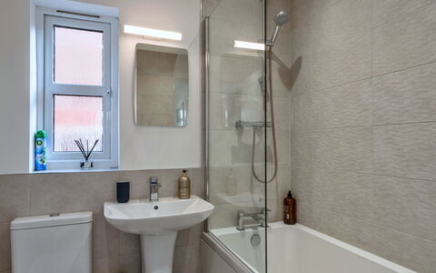 Salt & Stone: Baño, Arreglo De Tubería, Piso, Pared, Suelo, Lavabo, Diseño De Interiores, Lavabo Del Baño, Bañera, Grifo