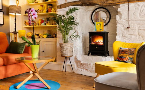 Wallis Cottage: Mueble, Diseño De Interiores, Madera, Amarillo, Piso, Suelo, Hogar, Sala, Encendiendo, Habitación
