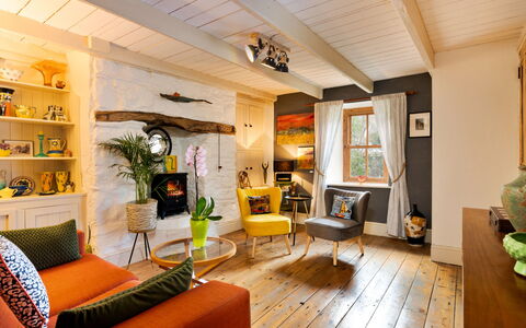 Wallis Cottage: Mueble, Diseño De Interiores, Piso, Pared, Suelo, Sofá, Silla, Madera, Techo, Sala
