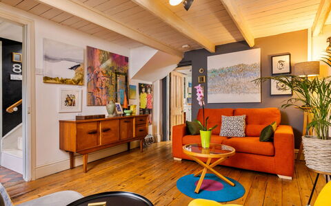 Wallis Cottage: Mueble, Diseño De Interiores, Piso, Pared, Sofá, Suelo, Madera, Sala, Suelos De Madera, Techo