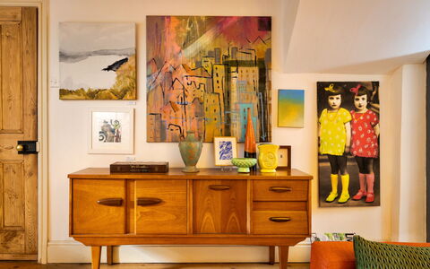 Wallis Cottage: Marco, Diseño De Interiores, Mueble, Pintar, Sala, Manchas De Madera, Arte Moderno, Cajón, Aparador, Barniz