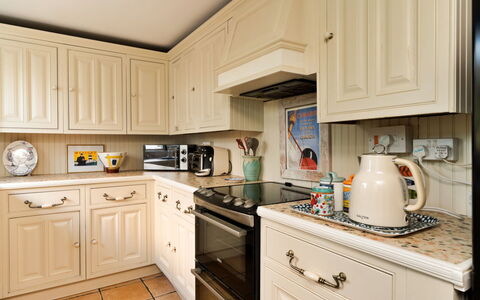 Wallis Cottage: Aparato De Cocina, Cocina, Gabinetes, Mostrador, Electrodoméstico, Madera, Cajón, Diseño De Interiores, Mueble, Alacena
