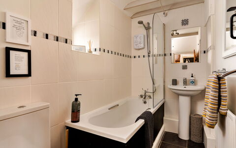 Wallis Cottage: Baño, Arreglo De Tubería, Diseño De Interiores, Lavabo, Piso, Grifo, Bañera, Suelo, Plomería, Lavabo Del Baño