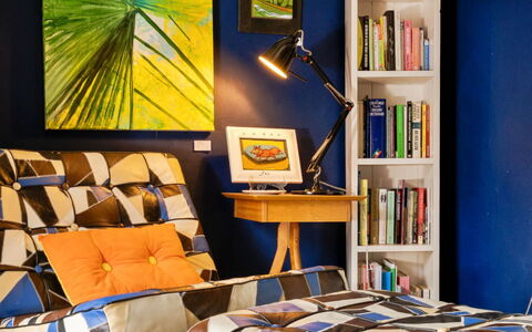 Wallis Cottage: Mueble, Azul, Diseño De Interiores, Amarillo, Piso, Textil, Silla, Suelo, Sala, Encendiendo
