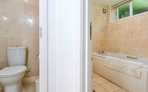 Arfron: Arreglo De Tubería, Piso, Baño, Suelo, Diseño De Interiores, Plomería, Puerta, Lavabo, Bañera, Grifo