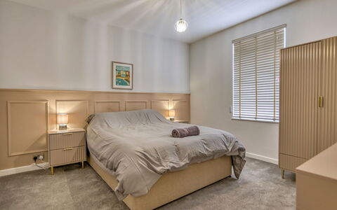 Dockyard House: Mueble, Cama, Diseño De Interiores, Habitación, Piso, Suelo, Sábana, Lecho, Techo, Madera