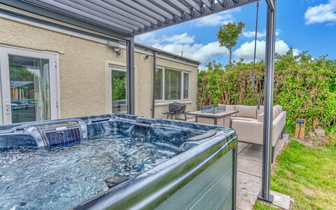 Dockyard House: Material Compuesto, Mueble Para Exteriores, Piscina, Sombra, Cubierta, Diseño, Patio, Silla, Recurso, Yarda