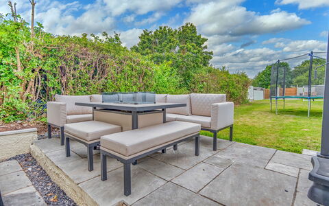 Dockyard House: Mueble, Mueble Para Exteriores, Espacio Publico, Silla, Jardín, Mesa Al Aire Libre, Patio, Sofá