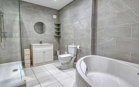 Dockyard House: Piso, Diseño De Interiores, Suelo, Pared, Baño, Arreglo De Tubería, Techo, Loseta, Casa, Plomería