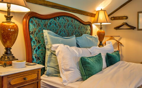 Gablebach: Mueble, Diseño De Interiores, Habitación, Cama, Madera, Lecho, Linos, Encendiendo, Sábana, Textil