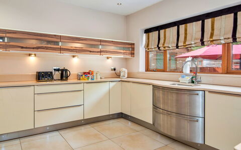 Bryncoch Retreat: Cocina, Diseño De Interiores, Aparato De Cocina, Mostrador, Piso, Gabinetes, Madera, Mueble, Techo, Electrodoméstico