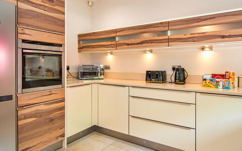 Bryncoch Retreat: Madera, Piso, Diseño De Interiores, Gabinetes, Mostrador, Aparato De Cocina, Mueble, Techo, Cocina, Suelo