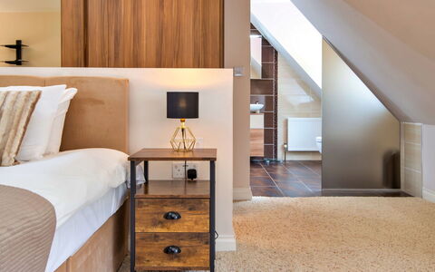 Bryncoch Retreat: Mueble, Diseño De Interiores, Pared, Cama, Piso, Habitación, Madera, Suelo, Techo, Habitación