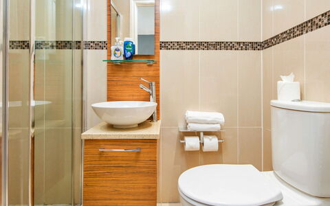 Bryncoch Retreat: Baño, Arreglo De Tubería, Piso, Lavabo, Baño, Asiento Del Baño, Suelo, Lavabo Del Baño, Diseño De Interiores, Grifo