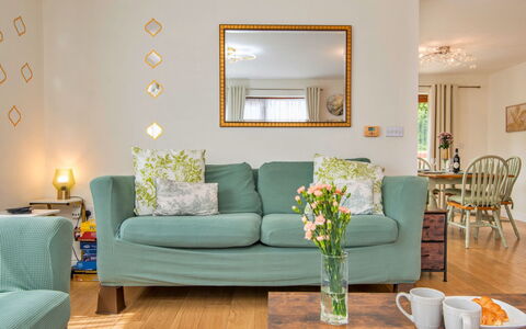 Bryncoch Lodge: Mueble, Diseño De Interiores, Sofá, Pared, Piso, Sala, Suelo, Madera, Habitación, Amortiguar