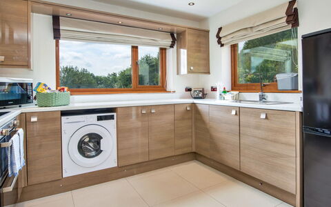 Bryncoch Lodge: Piso, Diseño De Interiores, Mostrador, Cocina, Madera, Electrodoméstico, Suelo, Mueble, Aparato De Cocina, Gabinetes