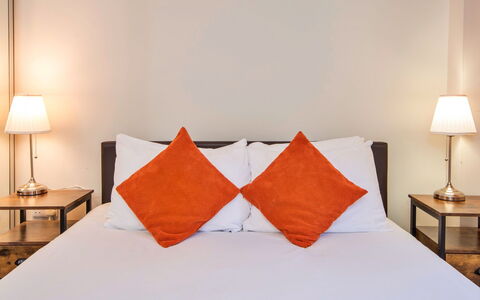 Bryncoch Lodge: Mueble, Diseño De Interiores, Cama, Suelo, Piso, Madera, Habitación, Habitación, Linos, Sábana