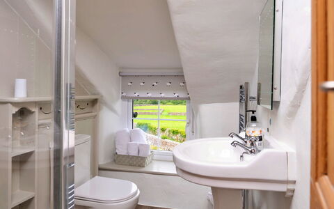 Penclogwynau: Arreglo De Tubería, Diseño De Interiores, Baño, Piso, Suelo, Plomería, Grifo, Techo, Lavabo, Habitación