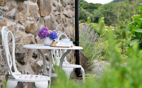 Penclogwynau: Mueble, Mueble Para Exteriores, Mesa, Mesa Al Aire Libre, Silla, Jardín, Primavera, Mesa De Café, Paisajismo, Cocina Y Comedor Mesa