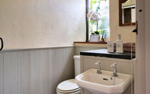 Pandy Farmhouse: Pared, Arreglo De Tubería, Baño, Piso, Diseño De Interiores, Grifo, Suelo, Plomería, Habitación, Lavabo
