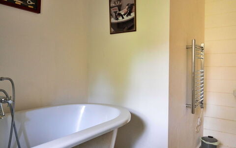 Waen Fechan: Piso, Arreglo De Tubería, Suelo, Baño, Diseño De Interiores, Bañera, Plomería, Habitación, Vaso, Grifo