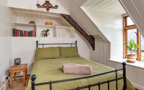 Y Cwtch: Cama, Mueble, Habitación, Diseño De Interiores, Pared, Lecho, Piso, Sábana, Madera, Suelo