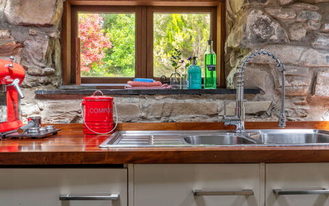 Y Cwtch: Cocina, Mostrador, Aparato De Cocina, Arreglo De Tubería, Fregadero, Lavabo, Grifo, Diseño De Interiores, Plomería, Casa