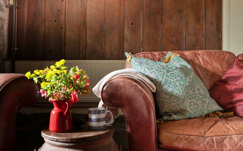 Y Cwtch: Mueble, Madera, Diseño De Interiores, Marrón, Sala, Manchas De Madera, Madera Dura, Sofá, Tablón
