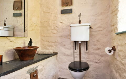 Y Cwtch: Pared, Arreglo De Tubería, Baño, Asiento Del Baño, Plomería, Baño, Grifo, Lavabo, Lavabo Del Baño