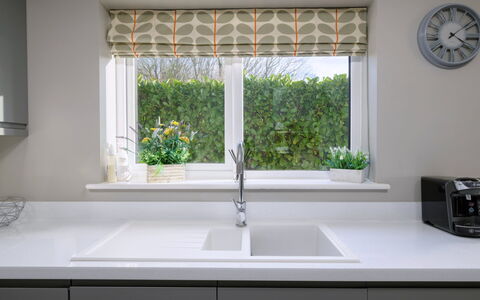Tan-Y-Foel: Diseño De Interiores, Cocina, Cubiertas De Ventanas, Mostrador, Casa, Tratamiento De La Ventana, Gabinetes, Aparato De Cocina, Arreglo De Tubería, Habitación