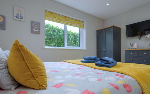 Tan-Y-Foel: Diseño De Interiores, Mueble, Habitación, Cama, Sábana, Lecho, Linos, Encendiendo, Piso, Suelo