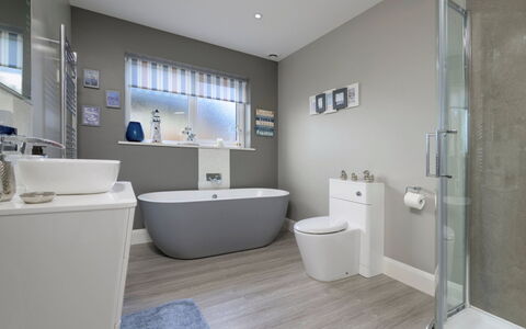 Tan-Y-Foel: Diseño De Interiores, Piso, Pared, Suelo, Arreglo De Tubería, Baño, Techo, Casa, Encendiendo, Bañera
