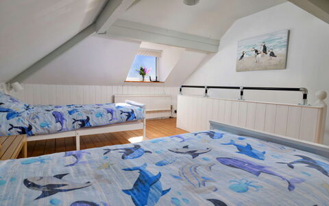 Gorwel: Habitación, Diseño De Interiores, Cama, Suelo, Piso, Mueble, Techo, Lecho, Sábana, Casa