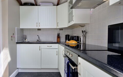 Artro View: Mostrador, Cocina, Aparato De Cocina, Electrodoméstico, Gabinetes, Arreglo De Tubería, Lavabo, Diseño De Interiores, Piso, Grifo