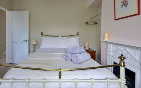 Artro View: Cama, Lecho, Mueble, Habitación, Diseño De Interiores, Sábana, Pared, Suelo, Madera, Linos