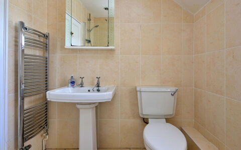 Artro View: Baño, Asiento Del Baño, Arreglo De Tubería, Piso, Pared, Lavabo, Suelo, Baño, Diseño De Interiores, Lavabo Del Baño